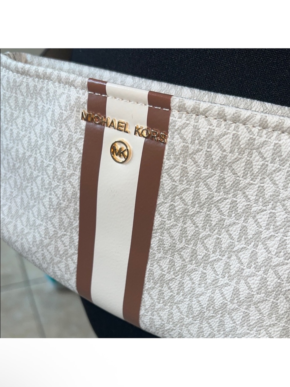Like new condition, Michael Michael Kors belt bag S/M - Picture 11 of 12